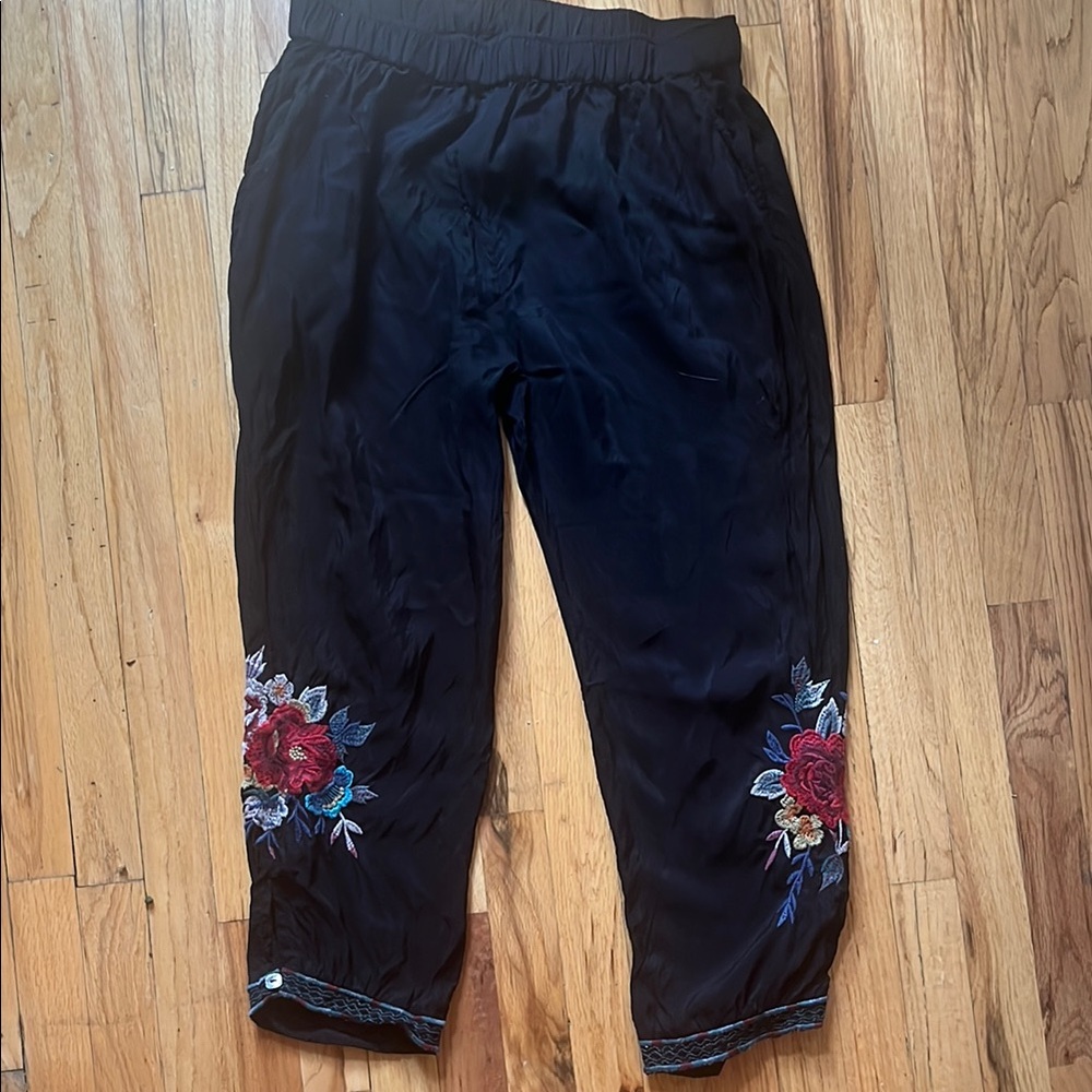 Johnny Was Black Cropped Pants with Floral Embroidery - Large